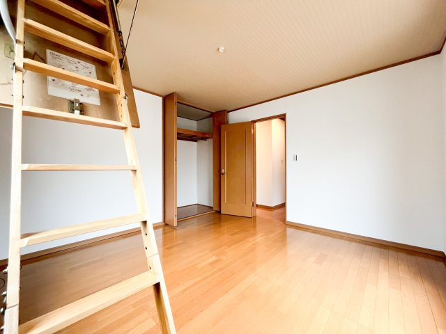 デザイナーズ中古住宅限定1棟！　横浜市神奈川区白幡東町の内装|白を基調とした壁と木目のフローリングが明るい洋室。開放的なオープンクローゼットと上部のロフトで、大容量の収納スペースを確保！お部屋をすっきり保てます。