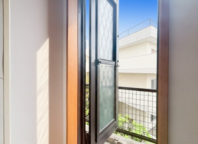 デザイナーズ中古住宅限定1棟！　横浜市神奈川区白幡東町の内装|全居室に配された窓から、心地よい光と風を取り込みます。明るい日差しが差し込み、室内を開放的に演出。爽やかな風が通り抜け、いつも新鮮な空気の中で過ごせる、快適な住環境です。