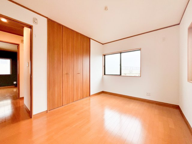 デザイナーズ中古住宅限定1棟！　横浜市神奈川区白幡東町の洋室|南向きで明るい陽光が差し込む洋室！木目調の建具とフローリングが、温もりあふれる空間を演出します。壁一面の大容量クローゼットで、お部屋を広々使えます。