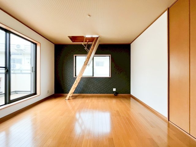 デザイナーズ中古住宅限定1棟！　横浜市神奈川区白幡東町の洋室|採光に優れた2面採光の明るい洋室に、便利なロフト付き！季節の飾り物や、あまり使わない物の収納に大活躍します。お部屋のアクセントになるデザインクロスも魅力。