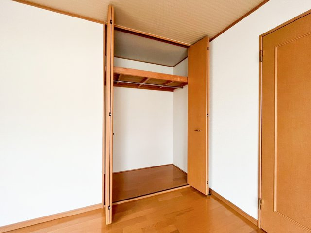 デザイナーズ中古住宅限定1棟！　横浜市神奈川区白幡東町の収納|奥行きがあり、たっぷり収納できるクローゼット！ハンガーパイプと枕棚付きで、洋服だけでなく小物類も効率よく整理できます。全居室に収納があるため、お部屋を広々と活用できます。