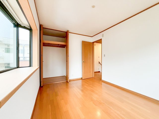 デザイナーズ中古住宅限定1棟！　横浜市神奈川区白幡東町の内装|2面採光で明るい洋室は、窓辺に小物を飾れるカウンター付き。木目のフローリングと建具が心地よい空間です。全居室収納付きで、開放的なオープンクローゼットが衣類や荷物をすっきり収納。