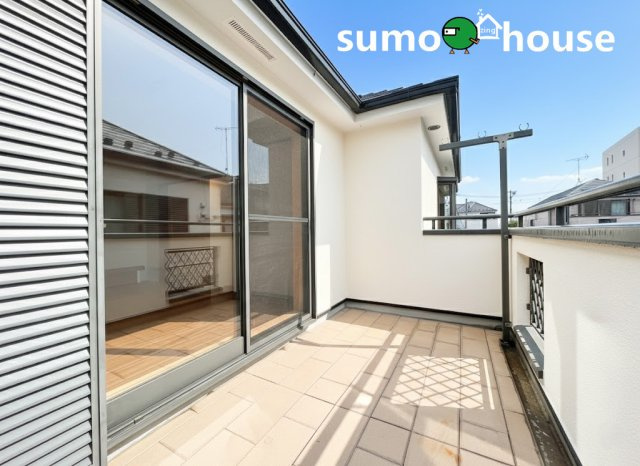 デザイナーズ中古住宅限定1棟！　横浜市神奈川区白幡東町のバルコニー|たっぷりの陽光が降り注ぐ南向きバルコニー！洗濯物も気持ちよく乾き、リフレッシュできる開放感あふれる空間です。清潔感のあるタイル張り！