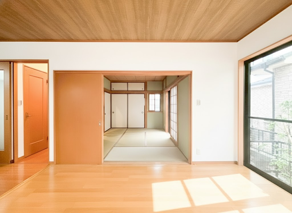 デザイナーズ中古住宅限定1棟！　横浜市神奈川区白幡東町の居間・リビング|大切な家族が集まるからこそこだわりたいLDK。休日はお陽さまの光をたっぷりと取り込めるぽかぽかリビングで過ごしませんか。