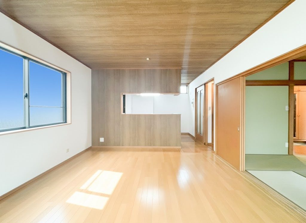 デザイナーズ中古住宅限定1棟！　横浜市神奈川区白幡東町のキッチン|木の質感に癒される、明るく広々としたLDK！お料理中でも家族と会話が楽しめる対面式キッチンカウンターを採用。隣接した和室を開放すれば、さらに広がりを感じる一体空間に。