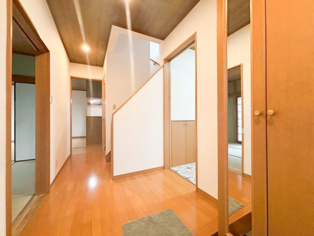 デザイナーズ中古住宅限定1棟！　横浜市神奈川区白幡東町の内装|木目の美しいフローリングと建具が、温かみのある空間を演出するホール。リフォームで壁・天井のクロスを張替え、明るく清潔感があります。