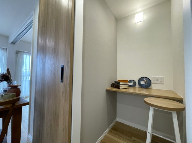 新旧のコントラスト！こんだけ変われる室内の変化は驚き！【綱島住宅】リノベーションの居間・リビング