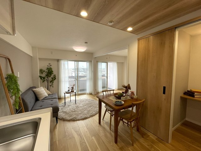 新旧のコントラスト！こんだけ変われる室内の変化は驚き！【綱島住宅】リノベーションの居間・リビング