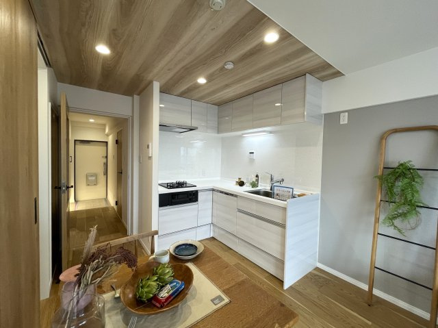 新旧のコントラスト！こんだけ変われる室内の変化は驚き！【綱島住宅】リノベーションのキッチン|キッチンです