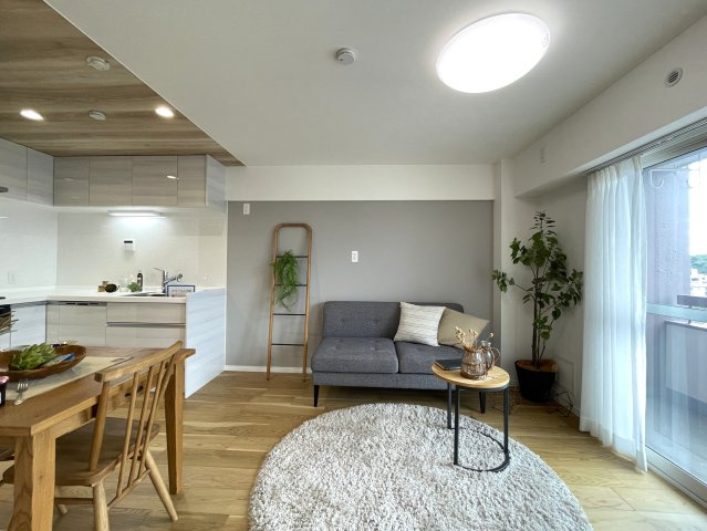 新旧のコントラスト！こんだけ変われる室内の変化は驚き！【綱島住宅】リノベーションの居間・リビング