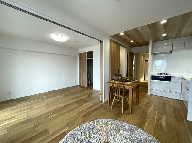 新旧のコントラスト！こんだけ変われる室内の変化は驚き！【綱島住宅】リノベーションの居間・リビング|リビングです