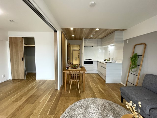 新旧のコントラスト！こんだけ変われる室内の変化は驚き！【綱島住宅】リノベーションの居間・リビング|ゆったり過ごせる居間です