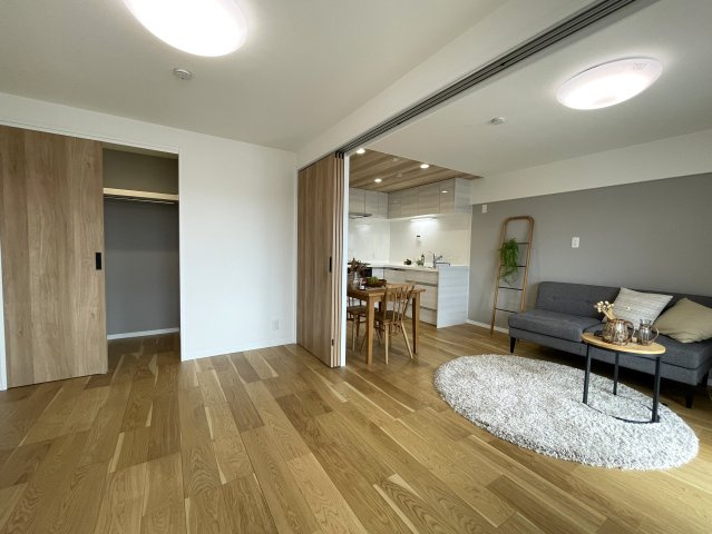 新旧のコントラスト！こんだけ変われる室内の変化は驚き！【綱島住宅】リノベーションの居間・リビング|ゆったりとしたリビングです