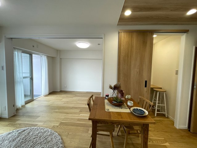 新旧のコントラスト！こんだけ変われる室内の変化は驚き！【綱島住宅】リノベーションの居間・リビング|ゆったり過ごせるリビングです