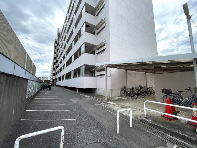 新旧のコントラスト！こんだけ変われる室内の変化は驚き！【綱島住宅】リノベーションの駐輪場