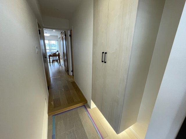 新旧のコントラスト！こんだけ変われる室内の変化は驚き！【綱島住宅】リノベーションの玄関|収納もある玄関です