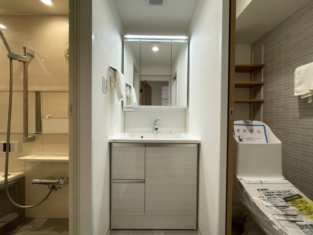 新旧のコントラスト！こんだけ変われる室内の変化は驚き！【綱島住宅】リノベーションの独立洗面台|使いやすい独立洗面台です