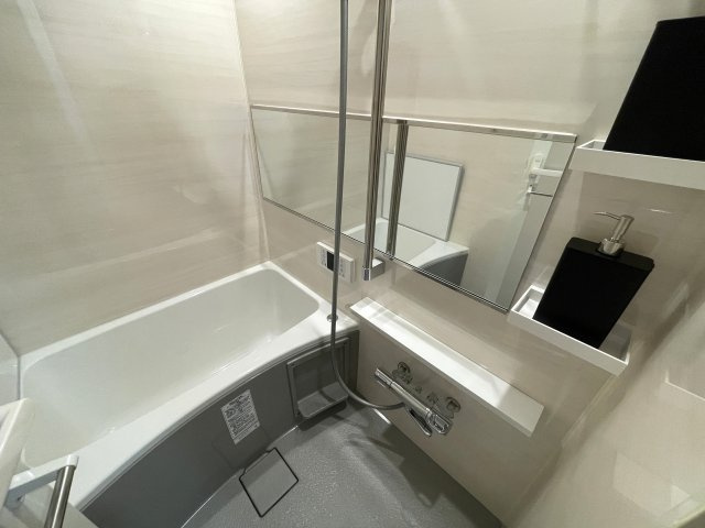 新旧のコントラスト！こんだけ変われる室内の変化は驚き！【綱島住宅】リノベーションの浴室|コンパクトで使いやすいお風呂です