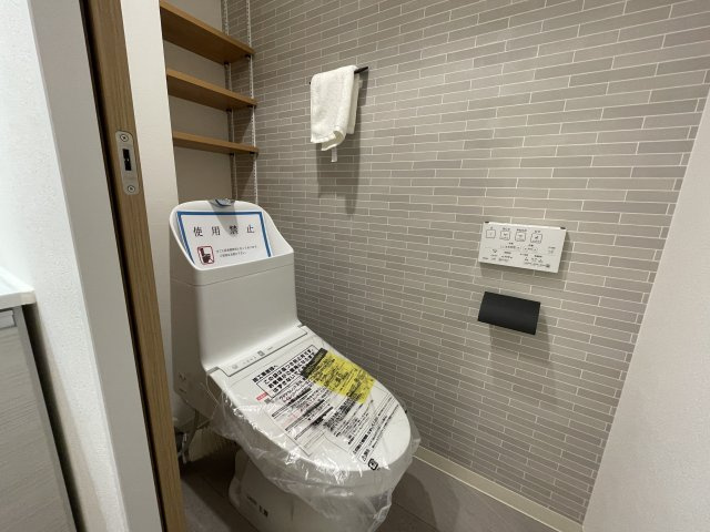 新旧のコントラスト！こんだけ変われる室内の変化は驚き！【綱島住宅】リノベーションのトイレ|清潔感のあるトイレです