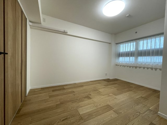 新旧のコントラスト！こんだけ変われる室内の変化は驚き！【綱島住宅】リノベーションの洋室|落ち着いた色調の洋室です