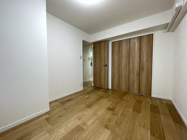 新旧のコントラスト！こんだけ変われる室内の変化は驚き！【綱島住宅】リノベーションの洋室|洋室です