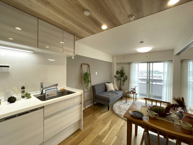 新旧のコントラスト！こんだけ変われる室内の変化は驚き！【綱島住宅】リノベーションの居間・リビング