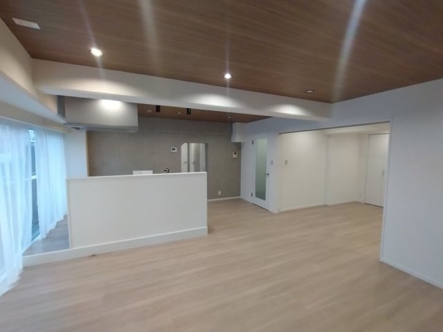 御苑ハイムの居間・リビング|ゆったりとした居間です