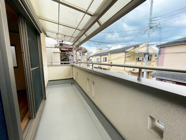 鳥飼野々1 中古戸建のバルコニー|開放的で明るい空間を演出してくれるバルコニーです