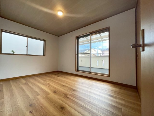 鳥飼野々1 中古戸建の洋室|使い勝手のいい洋室です