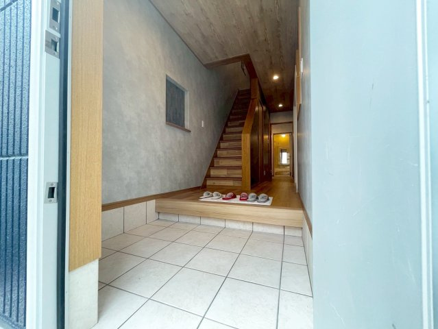 鳥飼野々1 中古戸建の玄関|明るい玄関です