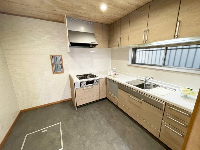 鳥飼野々1 中古戸建のキッチン|キッチンでお料理をお楽しみください