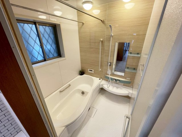 鳥飼野々1 中古戸建の浴室|ゆったり過ごせるお風呂です