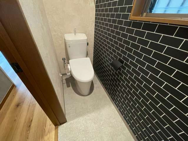 鳥飼野々1 中古戸建のトイレ|コンパクトで使いやすいトイレです