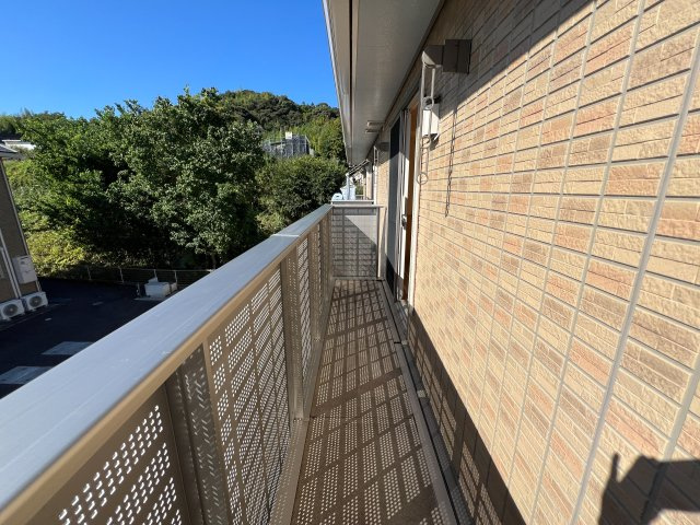 福井ガーデンハイツ B棟のバルコニー