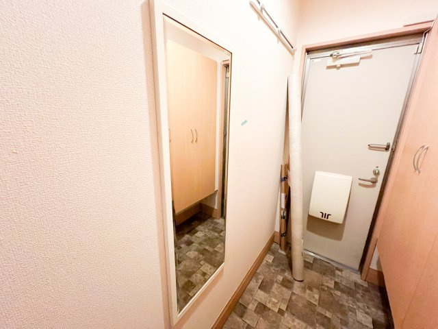 福井ガーデンハイツ B棟の玄関