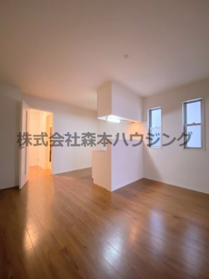 【居間・リビング】 | 　WING萱島本町 | こちらのリビングで趣味の時間をお楽しみください