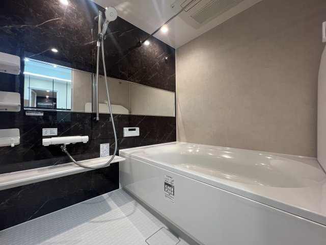 高所恐怖症の方でも、絶妙にイケそうな１２階！【MM.TOWERS the East】リフォームの浴室|日々の疲れを癒すお風呂付です