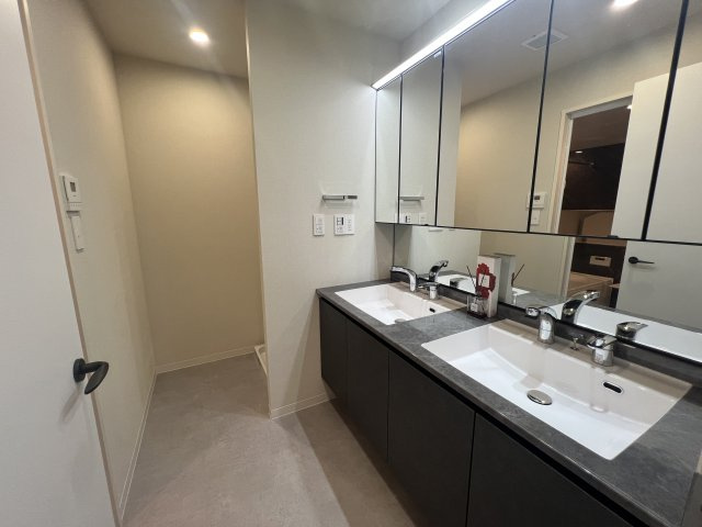 高所恐怖症の方でも、絶妙にイケそうな１２階！【MM.TOWERS the East】リフォームの脱衣所