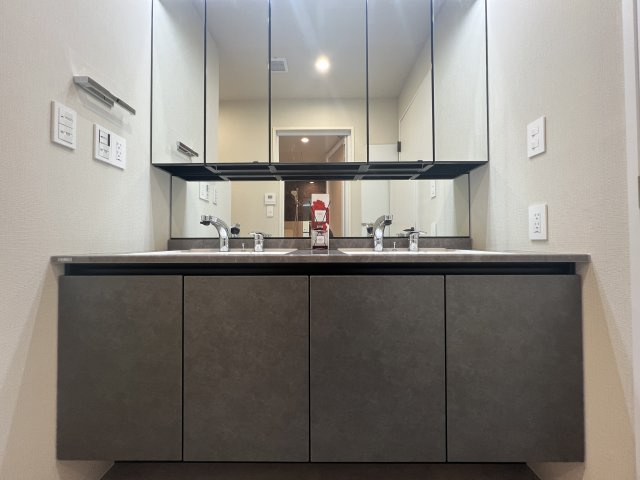 高所恐怖症の方でも、絶妙にイケそうな１２階！【MM.TOWERS the East】リフォームの独立洗面台|独立洗面化粧台が付いています