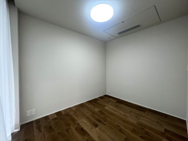 高所恐怖症の方でも、絶妙にイケそうな１２階！【MM.TOWERS the East】リフォームの洋室|広々とした洋室です