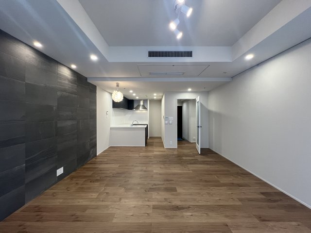 高所恐怖症の方でも、絶妙にイケそうな１２階！【MM.TOWERS the East】リフォームの居間・リビング|ゆったりとしたリビングです