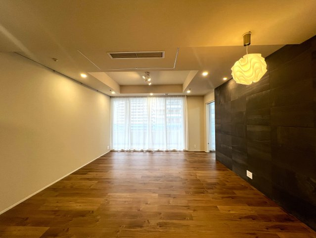 高所恐怖症の方でも、絶妙にイケそうな１２階！【MM.TOWERS the East】リフォームの居間・リビング|こちらのリビングで趣味の時間をお楽しみください