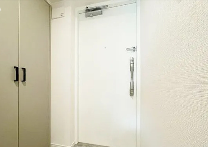 初台スカイレジテルの玄関|収納もある玄関です