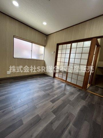 池島町4丁目中古戸建の寝室|広くて明るい寝室