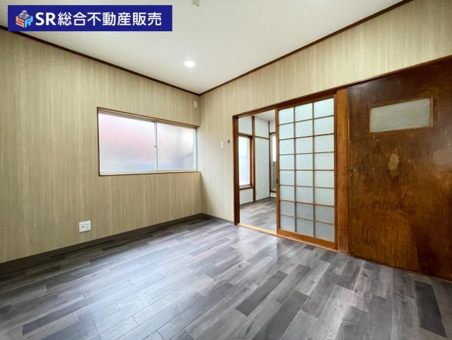 池島町4丁目中古戸建の寝室|広くて明るい寝室