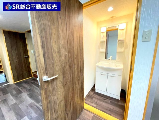 池島町4丁目中古戸建の独立洗面台|独立洗面化粧台が付いています