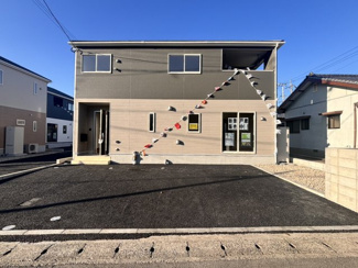 【外観】 | 値下げ　新築アーネストワン　4LDK　宮小路第二　④号棟　 | 家の前に車3～4台駐車可（車種による）