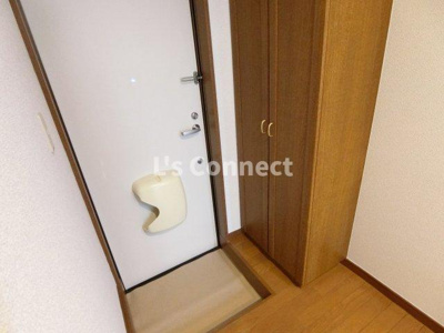 【玄関】 | クレール成田 | 背の高い下駄箱で靴も収納できます。