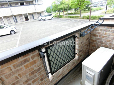 【バルコニー】 | クレール成田 | 晴れた日には洗濯物もたくさん干せます。