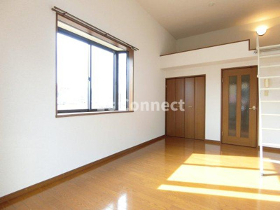 【居間・リビング】 | クレール成田 | 角部屋で２面に窓があります。